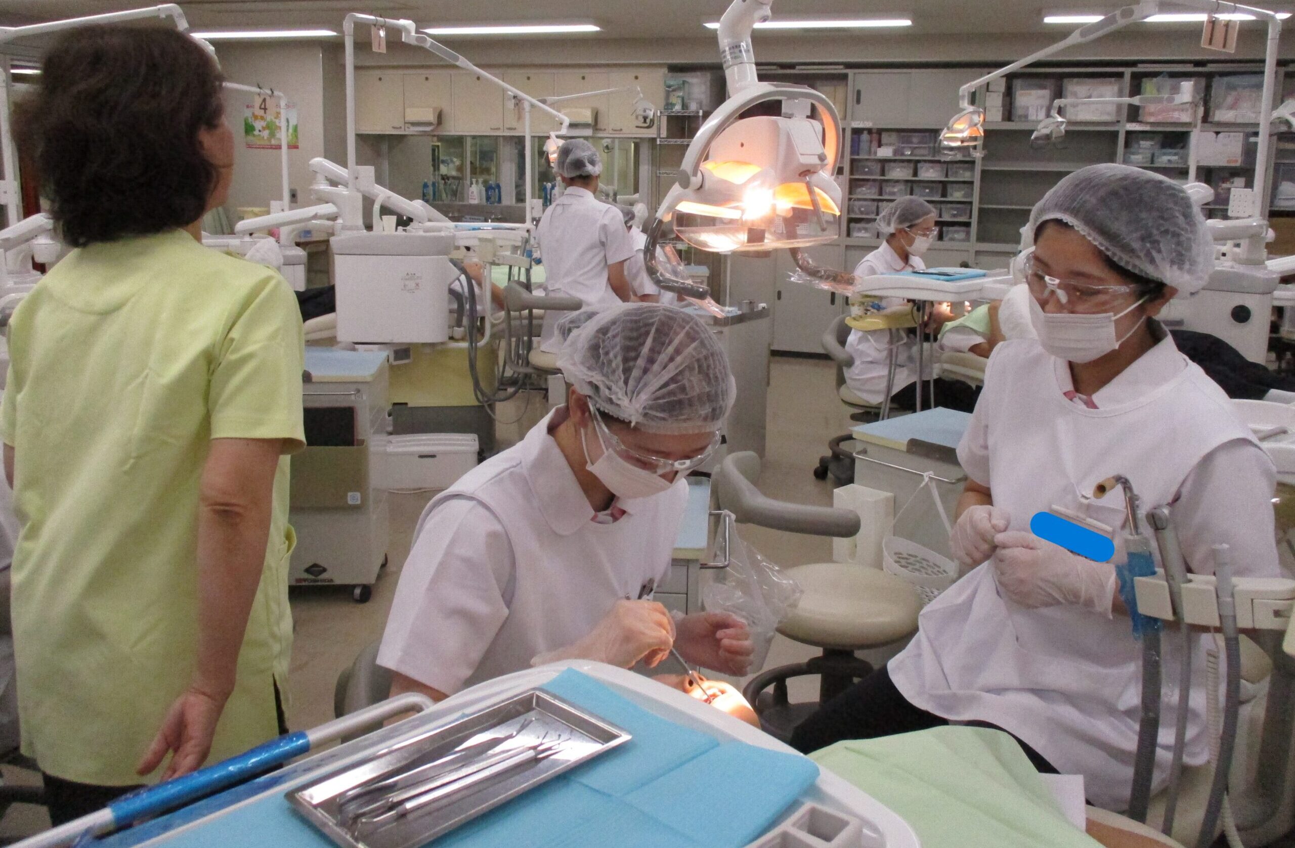 １年生　歯科診療補助論〖滅菌器具の取り扱い・環境整備・患者誘導・パステクニック〗